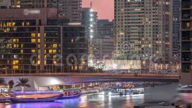 游艇和船只与游客停留在购物中心附近，并通过桥下在迪拜码头地区的一天，
